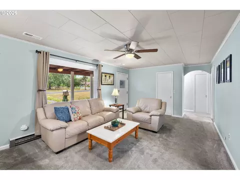 Living - 2902 NE 252nd Ave, Camas, WA 98607 photo 2 of 4