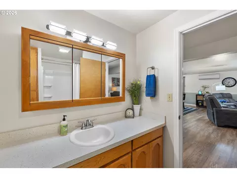 Bath - 2902 NE 252nd Ave, Camas, WA 98607 photo 1 of 3