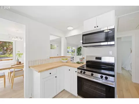 Kitchen - 4641 Royal Ave, Eugene, OR 97402 photo 1 of 2