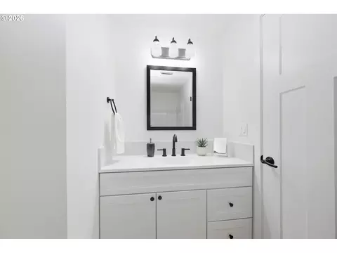 Bath - 4641 Royal Ave, Eugene, OR 97402 photo 3 of 3