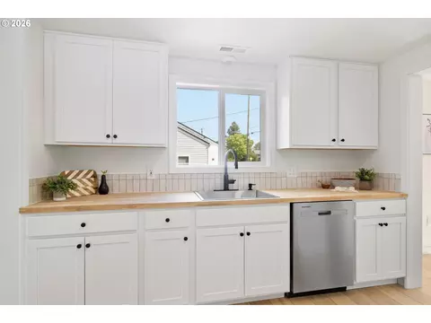 Kitchen - 4641 Royal Ave, Eugene, OR 97402 photo 2 of 2