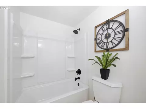 Bath - 4641 Royal Ave, Eugene, OR 97402 photo 2 of 3