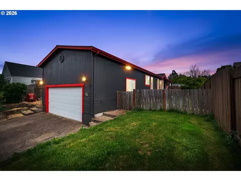 977 Island St, Springfield, OR 97477