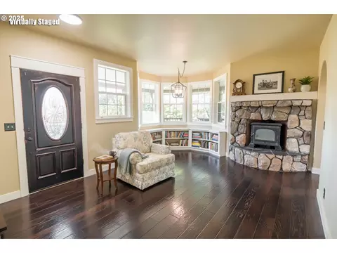 Living - 86104 Sells View Dr, Eugene, OR 97402 photo 2 of 4