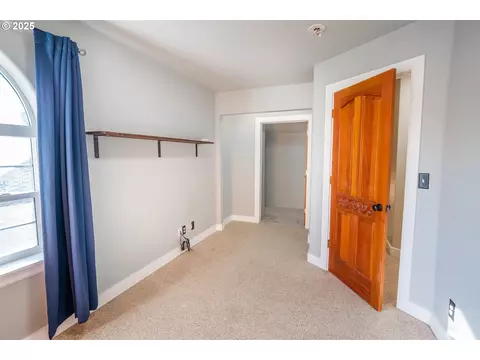 Bedroom - 86104 Sells View Dr, Eugene, OR 97402 photo 4 of 6