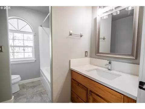 Bath - 86104 Sells View Dr, Eugene, OR 97402 photo 4 of 5