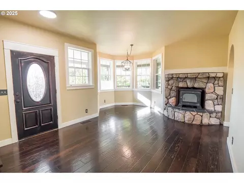 Living - 86104 Sells View Dr, Eugene, OR 97402 photo 1 of 4