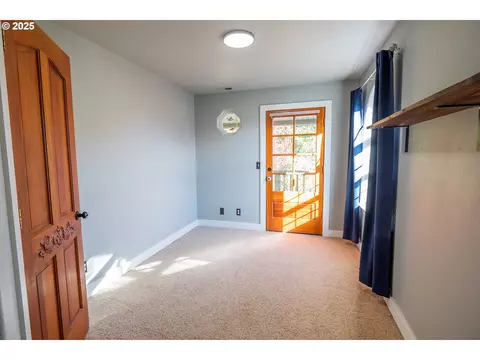 Bedroom - 86104 Sells View Dr, Eugene, OR 97402 photo 3 of 6