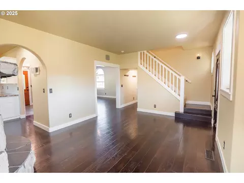 Living - 86104 Sells View Dr, Eugene, OR 97402 photo 3 of 4