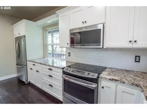 Kitchen - 86104 Sells View Dr, Eugene, OR 97402 photo 2 of 4