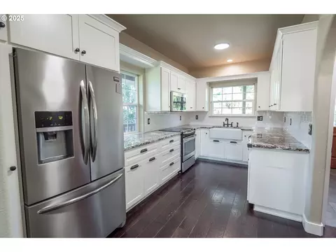 Kitchen - 86104 Sells View Dr, Eugene, OR 97402 photo 1 of 4
