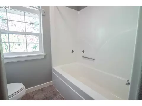 Bath - 86104 Sells View Dr, Eugene, OR 97402 photo 5 of 5