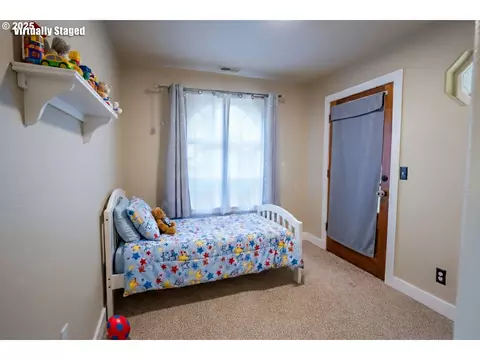 Bedroom - 86104 Sells View Dr, Eugene, OR 97402 photo 6 of 6