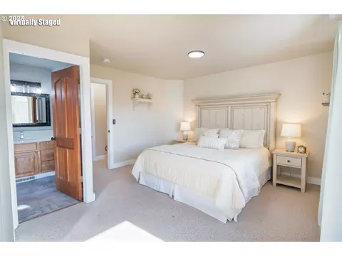 Bedroom - 86104 Sells View Dr, Eugene, OR 97402 photo 5 of 6