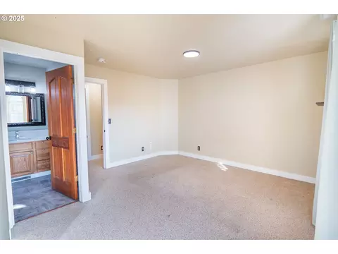 Bedroom - 86104 Sells View Dr, Eugene, OR 97402 photo 2 of 6