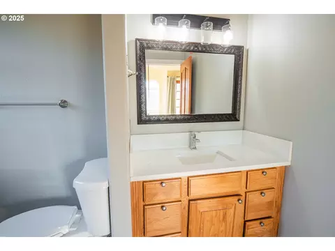 Bath - 86104 Sells View Dr, Eugene, OR 97402 photo 2 of 5