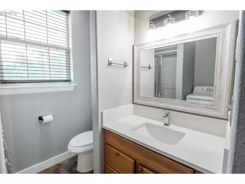 Bath - 86104 Sells View Dr, Eugene, OR 97402 photo 1 of 5
