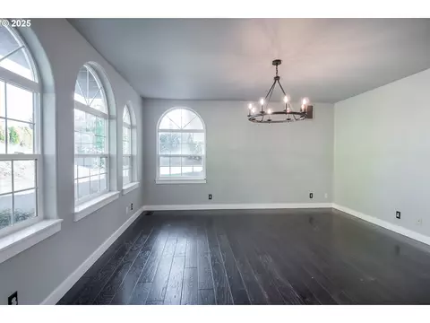Living - 86104 Sells View Dr, Eugene, OR 97402 photo 4 of 4
