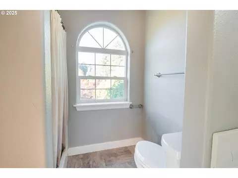 Bath - 86104 Sells View Dr, Eugene, OR 97402 photo 3 of 5