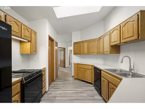 Kitchen - 14485 Mountain View Loop, Sisters, OR 97759 photo 1 of 2