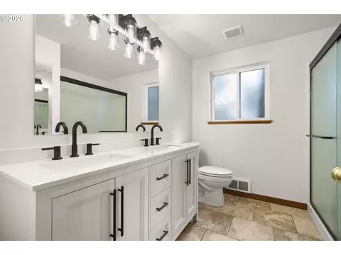 Bath - 14485 Mountain View Loop, Sisters, OR 97759 photo 2 of 2