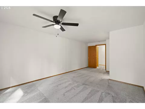 Bedroom - 14485 Mountain View Loop, Sisters, OR 97759 photo 5 of 7