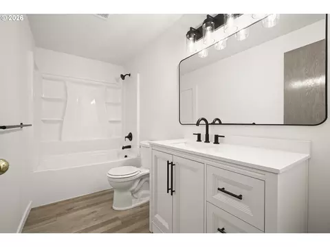 Bath - 14485 Mountain View Loop, Sisters, OR 97759 photo 1 of 2