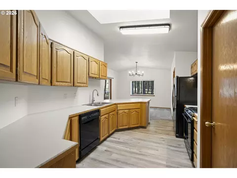 Kitchen - 14485 Mountain View Loop, Sisters, OR 97759 photo 2 of 2