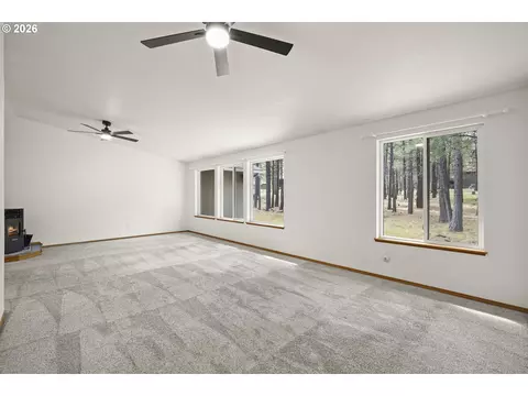 Living - 14485 Mountain View Loop, Sisters, OR 97759 photo 4 of 7