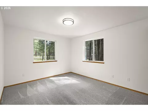 Bedroom - 14485 Mountain View Loop, Sisters, OR 97759 photo 6 of 7