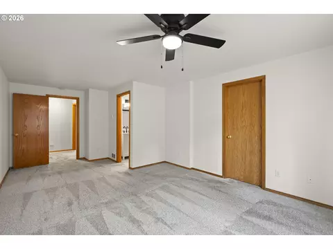 Bedroom - 14485 Mountain View Loop, Sisters, OR 97759 photo 4 of 7