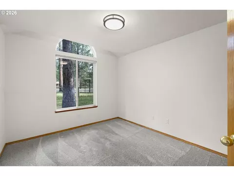 Bedroom - 14485 Mountain View Loop, Sisters, OR 97759 photo 7 of 7