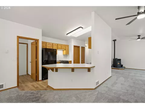 Living - 14485 Mountain View Loop, Sisters, OR 97759 photo 5 of 7