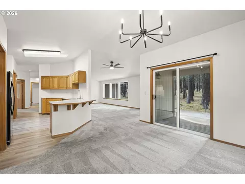 Living - 14485 Mountain View Loop, Sisters, OR 97759 photo 6 of 7