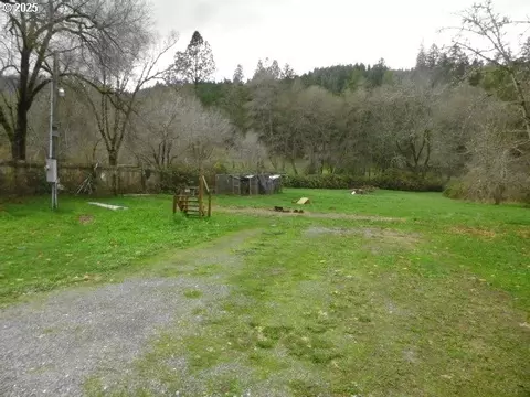 765 Tunnel Rd, Glendale, OR 97442