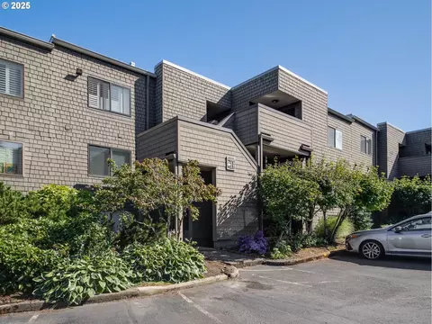 5624 S Riverside Ln #9, Portland, OR 97219