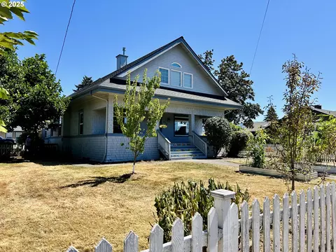486 N 5th St, Creswell, OR 97426
