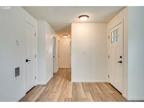 Entry Way - 2021 35th Ave, Longview, WA 98632 photo 1 of 1