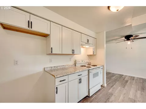 Kitchen - 2021 35th Ave, Longview, WA 98632 photo 2 of 2