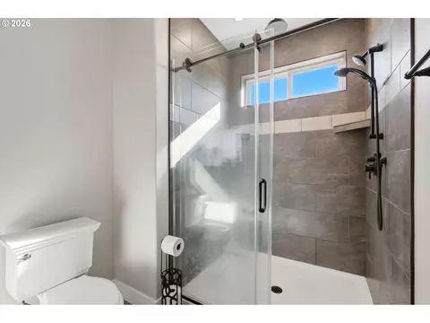 Bath - 66556 Boyd Loop Rd, Dufur, OR 97021 photo 3 of 5