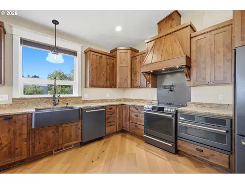 Kitchen - 66556 Boyd Loop Rd, Dufur, OR 97021 photo 2 of 4