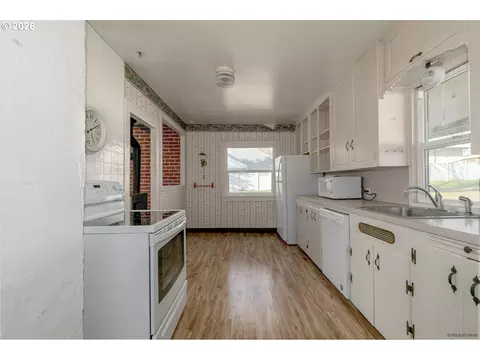 Kitchen - 7830 SE 267th Ave, Gresham, OR 97080 photo 3 of 4