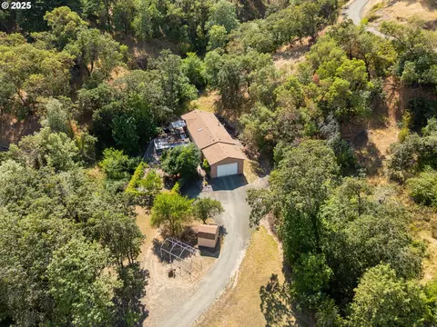 5120 NW Broad St, Roseburg, OR 97471
