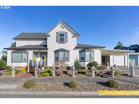 1613 1st St, Florence, OR 97439