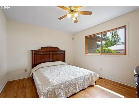 Bedroom - 86 Green Ln, Eugene, OR 97404 photo 2 of 5