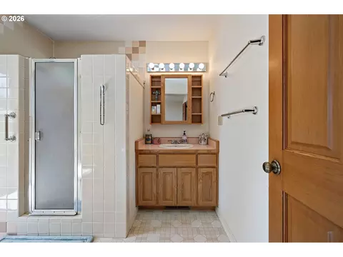 Bath - 86 Green Ln, Eugene, OR 97404 photo 1 of 4