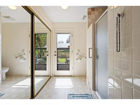 Bath - 86 Green Ln, Eugene, OR 97404 photo 3 of 4