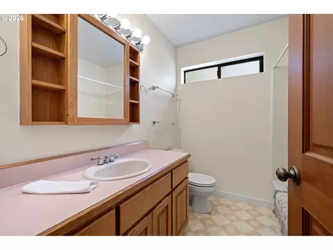 Bath - 86 Green Ln, Eugene, OR 97404 photo 4 of 4