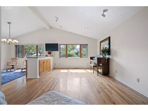 Living - 86 Green Ln, Eugene, OR 97404 photo 2 of 5