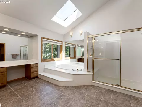 Bath - 15995 NEilers Rd, Aurora, OR 97002 photo 1 of 2